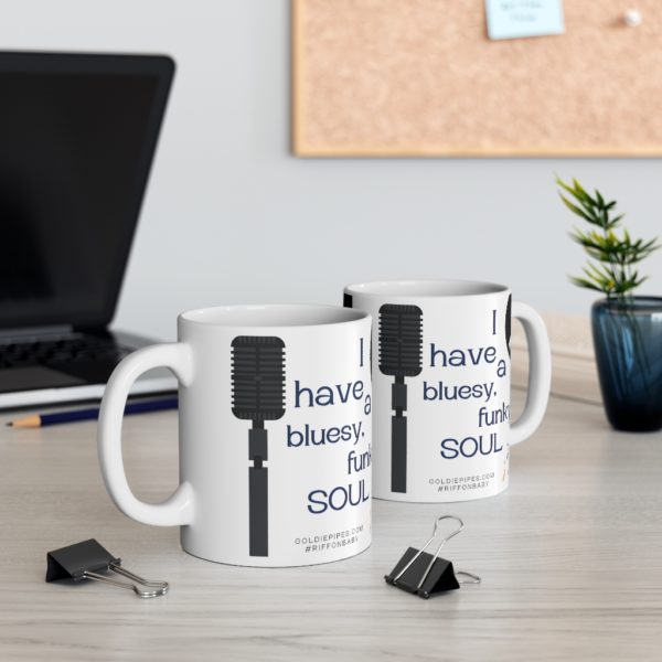 2 mugs on desk